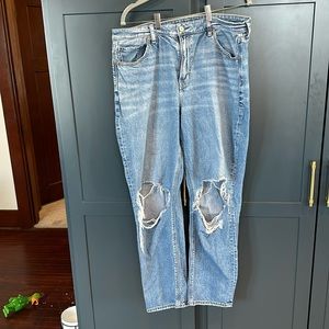 AE STRIGID MOM JEANS.